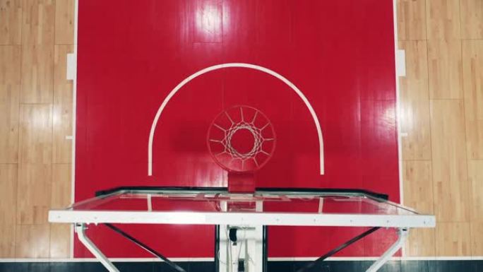 篮球得分从篮筐上方拍摄