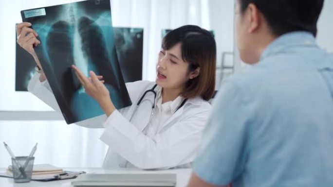 医生在医疗室向患者讨论x射线胶片结果