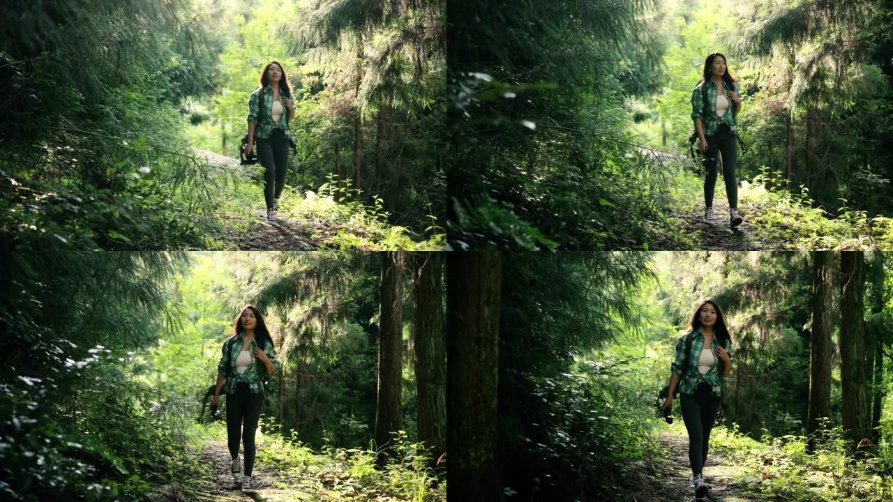 女人在森林里徒步旅行
