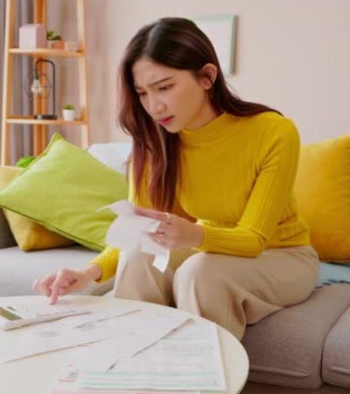 女人计算账单