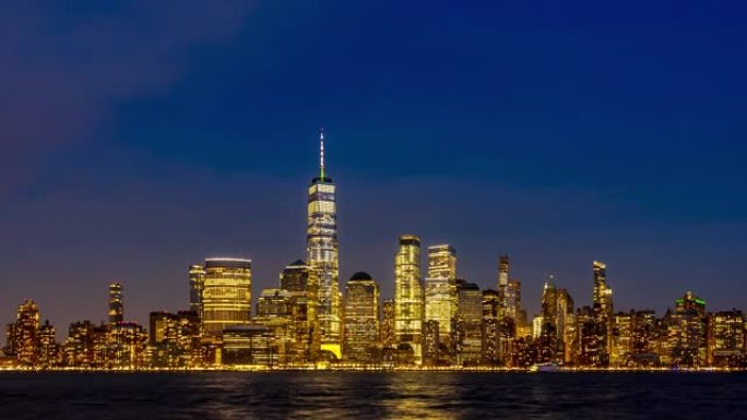 黄昏到夜晚的时光倒流: 纽约市曼哈顿下城，哈德逊河从新泽西州一侧