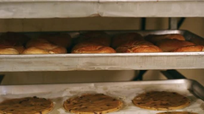 面包店架子上糕点的4k视频片段