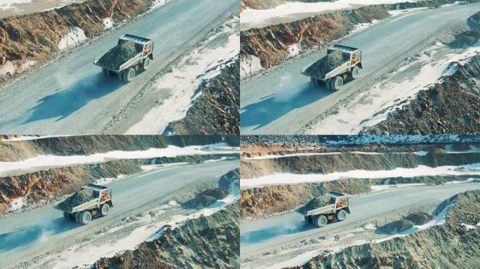 采石场路上装载矿石的卡车的俯视图