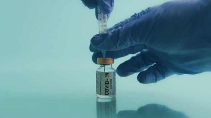 一名无法辨认的护士在诊所使用注射器抽取Covid疫苗的4k录像