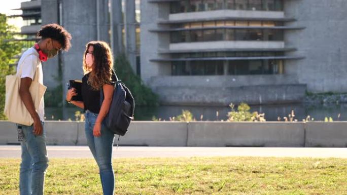 男女学生在大学校园里聊天