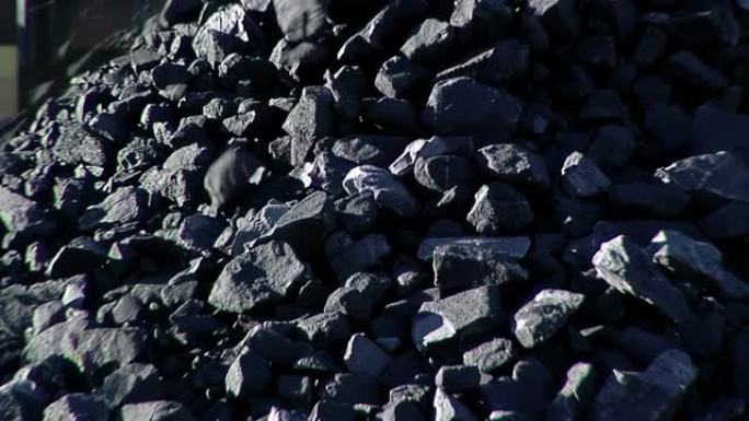 煤堆，阿根廷巴塔哥尼亚一个煤矿里的一大堆煤块。4k分辨率。