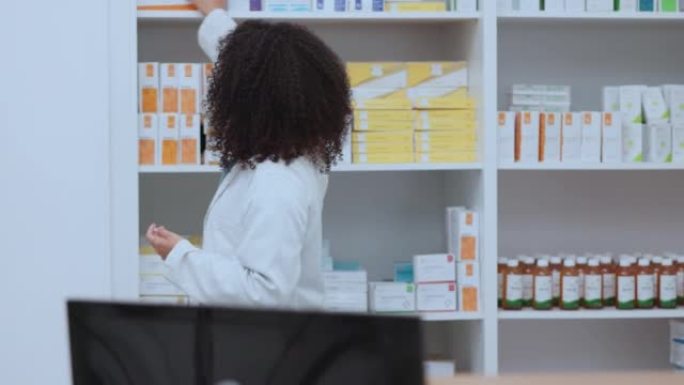 药剂师在药房向女性顾客展示和谈论药物。医疗专业人员在带盒的药店工作时讨论药物，药丸或药片