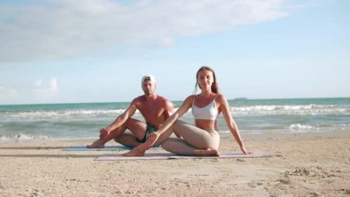 在海滩上练习瑜伽沙滩大海健身男女海浪