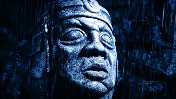 夜间雕像头上的闪电和雨水