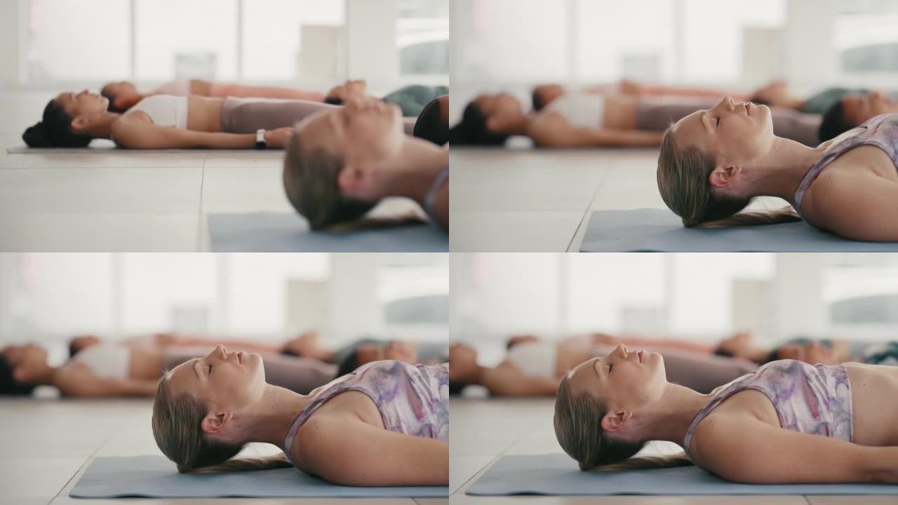 在禅哈他瑜伽课上，女人们正以savasana或corpse pose进行冥想。不同的瑜珈修行者一起躺