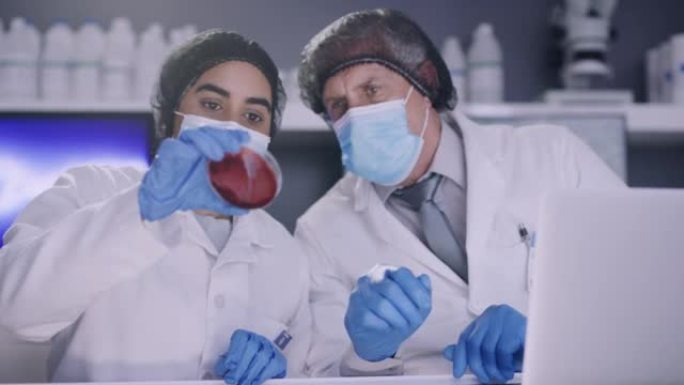 两名科学家在医学研究实验室实验和测试血液样本。病理学家在线记录发现和结果。研究人员分析生化物质并开发