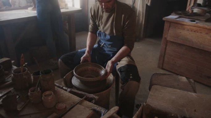 SLO MO Potter在陶器车间工作时完成了一个小碗