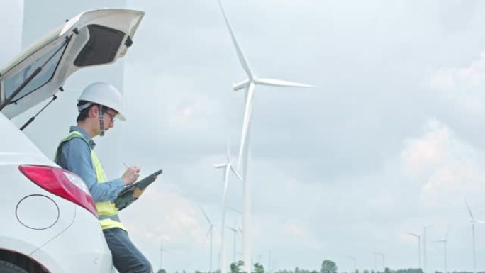 风力涡轮机工程师在风力涡轮机场使用数字平板电脑