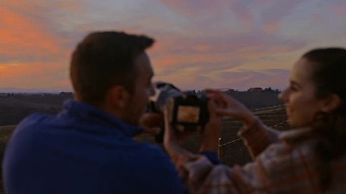 夫妇在日落时拍摄风景秀丽的山景