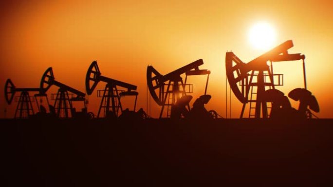 工作油泵在日落时从油田橙色的天空无缝。循环3d动画许多钻井抽水泵在傍晚的阳光下。油气石油工业经营理念