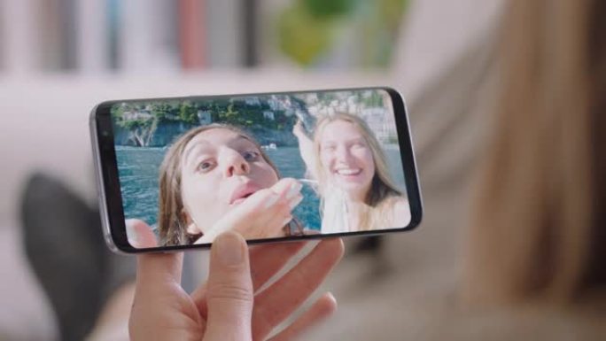 年轻女子视频聊天使用智能手机在意大利度假快乐的朋友分享旅游体验在假期与手机交流