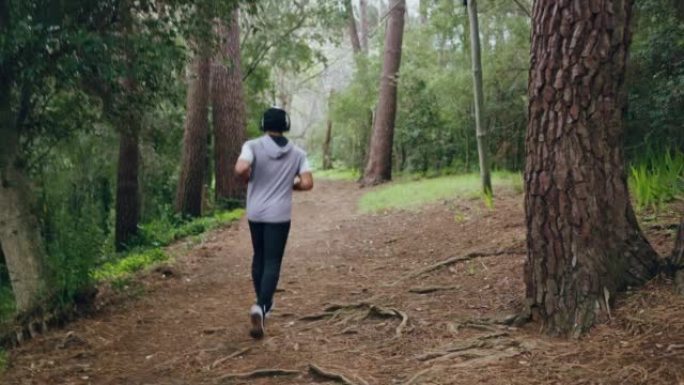 跑步，健身和运动的人在耳机上听音乐，并在森林或树林中训练。与男性运动员或跑步者一起跑步锻炼，健康和健