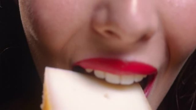 年轻女子咬奶酪红唇