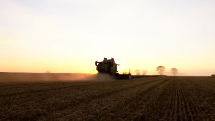 工作到深夜成熟秋收小麦田现代机械化