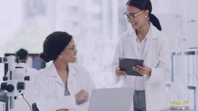 实验室科学家团队使用数字平板电脑，并在猴痘治疗基因突破后用高五手势庆祝。两名病理学家同事，生化工程师