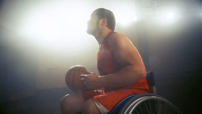 轮椅篮球运动员运球，成功射门，打进完美进球，举手庆祝。残疾获胜者的技能。沉浸式荷兰角度肖像