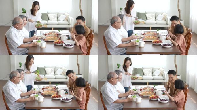 幸福的家庭享受假期在家中的午餐时间吃饭