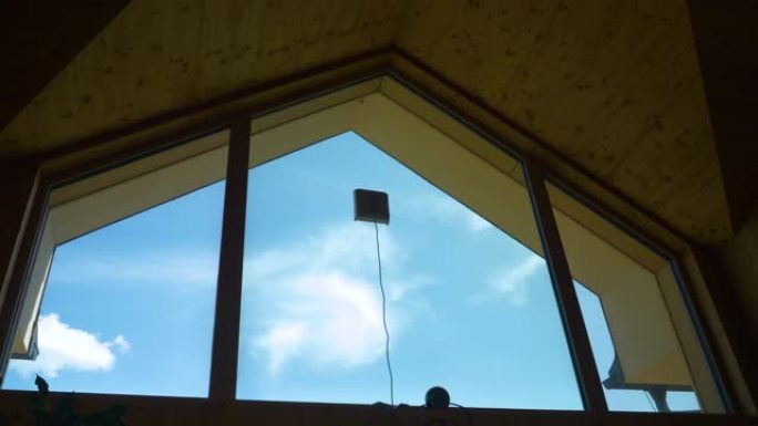 低角度视图: 自动窗户清洁器机器人清洗高窗户上的玻璃