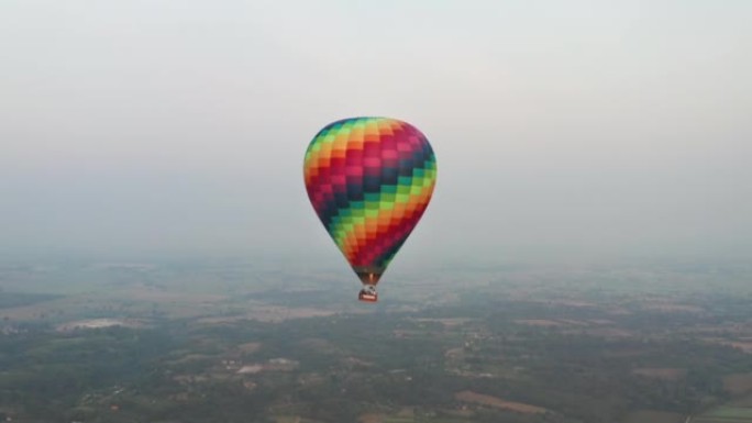 彩色热气球的空中拍摄在日出时在天空中飞行。