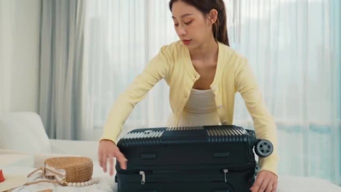亚洲女商人手工打开床上行李袋的拉链