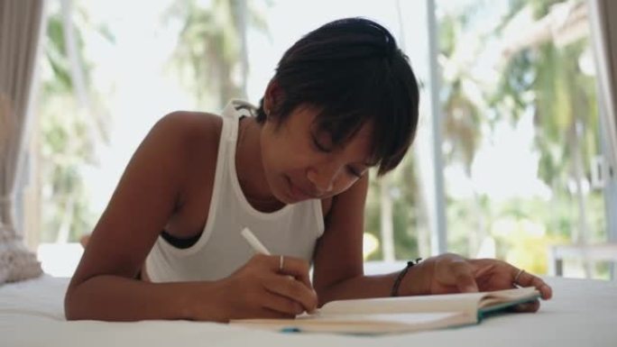 年轻女子正在写日记