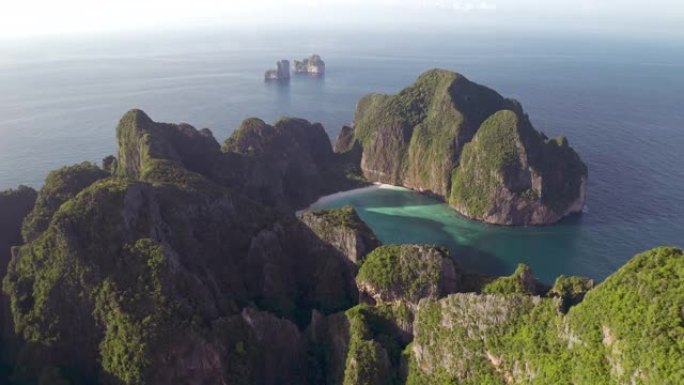 鸟瞰图玛雅湾披披岛泰国著名的游客之地，俯视美景天堂岛