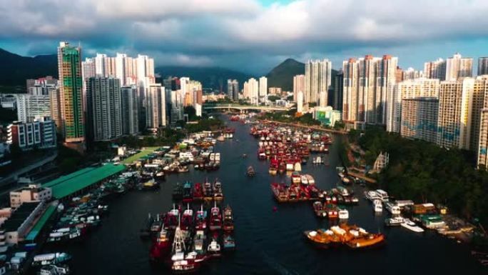 阿伯丁湾海港的夜景。阿伯丁