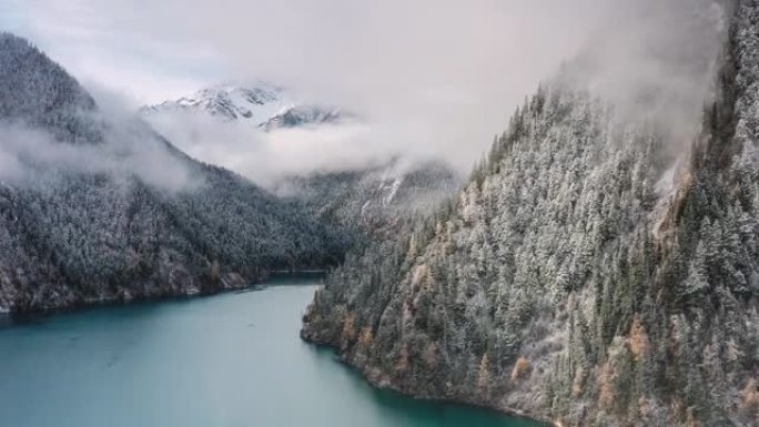 像碧玉一样的湖泊镶嵌在云雾雪林中