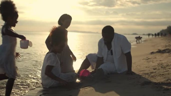 SLO MO Happy多代混血家庭喜欢在海滩上建造城堡