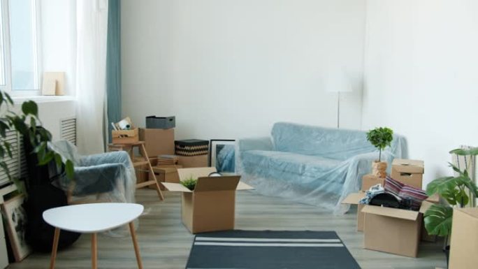 漂亮的轻便公寓，配有纸箱和包装家具