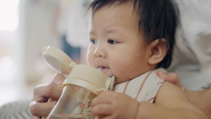 婴儿吸水。婴幼儿喝水水杯