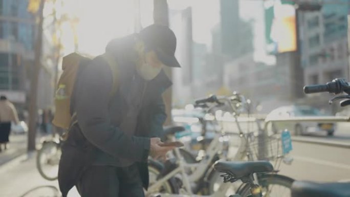 年轻的亚洲男性游客租一辆电动自行车。
