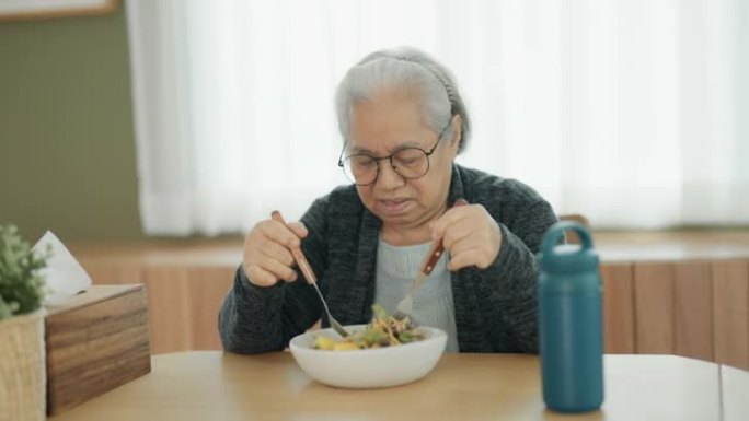 吃沙拉的高级女人。