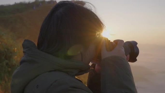 女性背包客无忧无虑地在摄影之旅中捕捉迷雾山的图像。