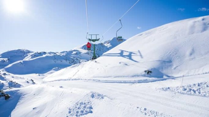 在阳光明媚的冬日在避暑山庄骑滑雪缆车