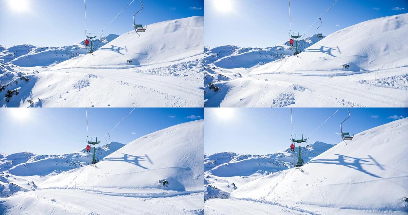 在阳光明媚的冬日在避暑山庄骑滑雪缆车