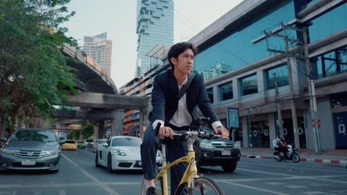 环保主义者骑自行车在整个城市工作。