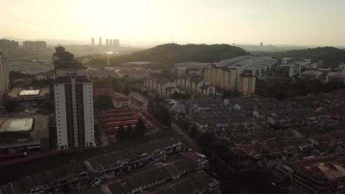 在马来西亚有公寓和相连房屋的住宅区，向上移动无人机景观日落