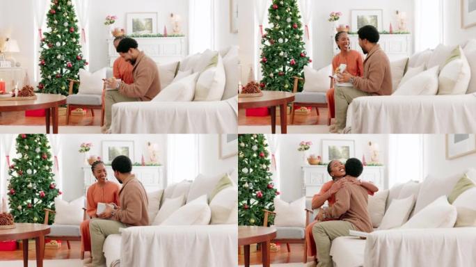 圣诞节，黑人夫妇和拥抱的礼物，在假期，一起或在沙发上的休息室里开心和微笑。爱，男人或女人在客厅的沙发