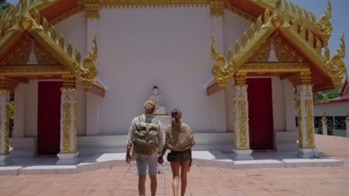 观光客欣赏佛寺泰国的佛教胜地