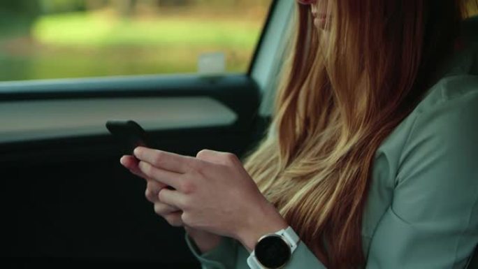 女人在车里用智能手机