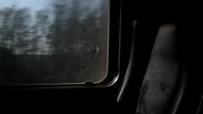 南美洲阿根廷布宜诺斯艾利斯省乡村的空座位和景观通过移动的火车窗口。特写。