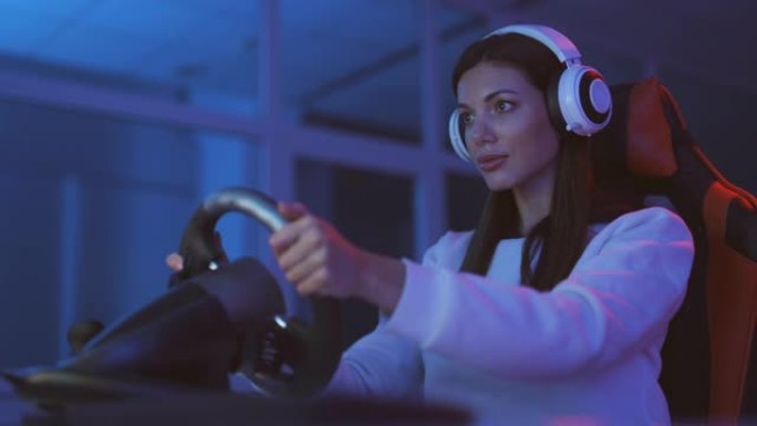 玩家女孩在黑暗的房间里玩赛车电子游戏
