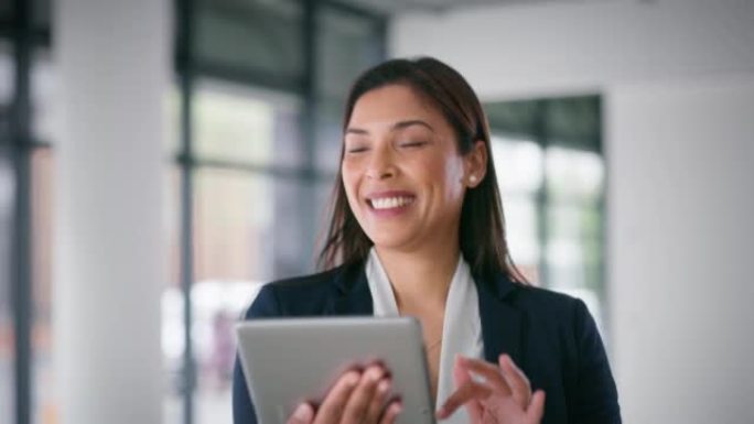 快乐，微笑或手持平板电脑的商务女性，可用于联网，阅读电子邮件或社交媒体应用程序在办公室行走。联系我们