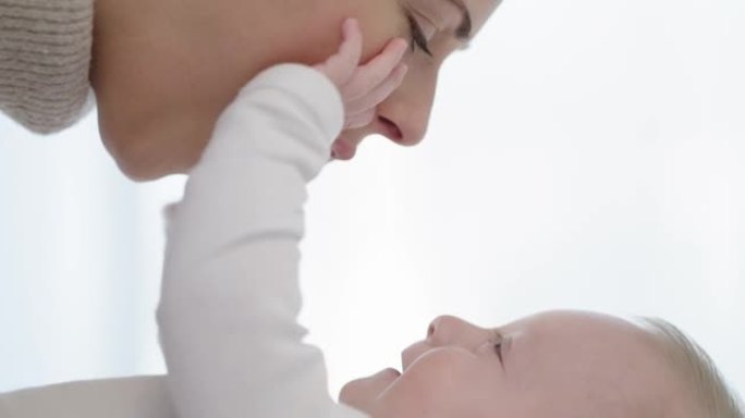 4k视频片段，一名年轻女子与她的男婴在家中结为纽带